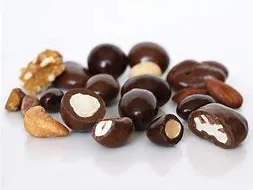 Frutos secos cubiertos en chocolate/ frutos secos bañados en chocolate