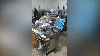 Máquina formadora con sello y pander
