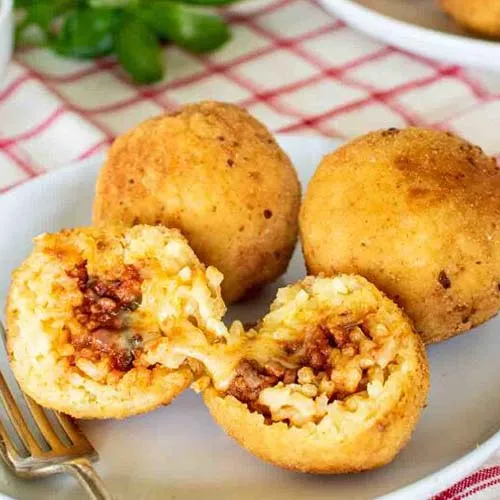 Bola de arroz rellena de carne